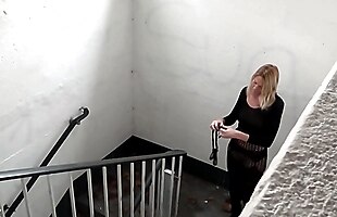 Devote Schlampe Miley Weasel lässt sich im Parkhaus ficken